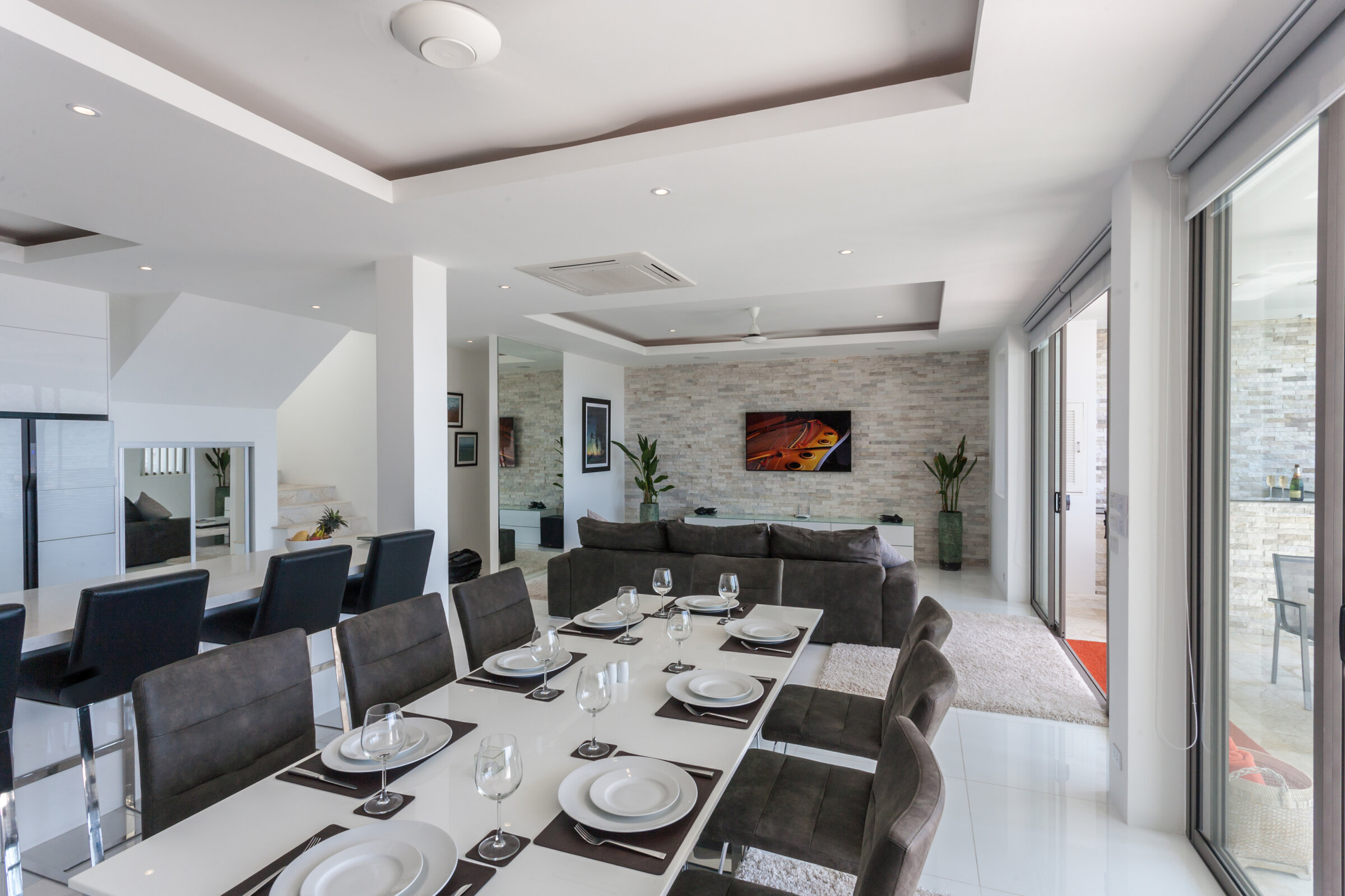 Villa Daizo open-plan living and dining area